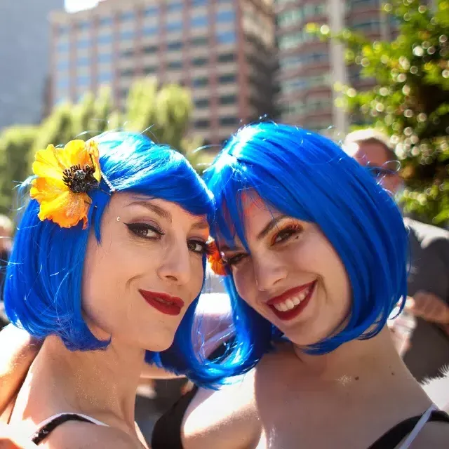 Deux femmes portant des perruques bleues assistent à la San Francisco Pride.